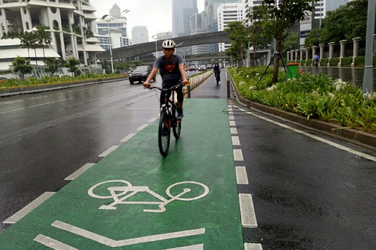 Pesepeda mountain bike melintasi jalur sepeda permanen di sepanjang Jalan Sudirman-Thamrin, Jakarta, Sabtu (19/6/2021) pagi.