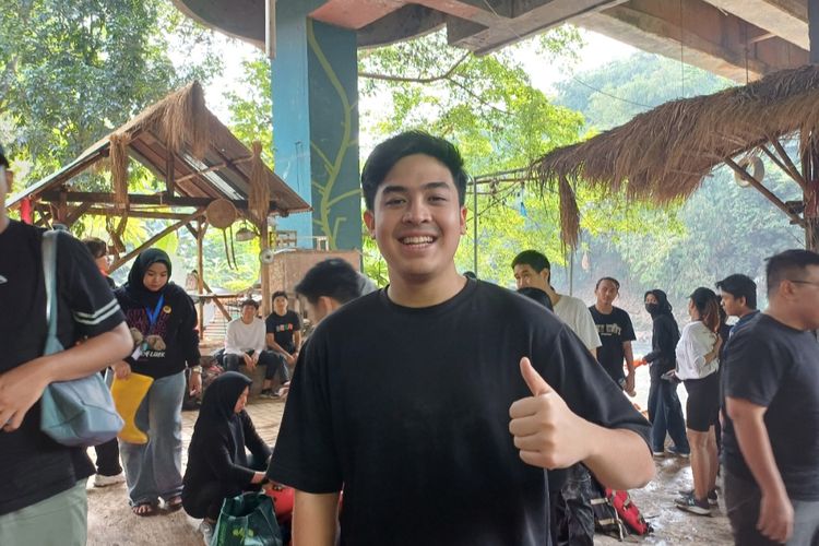 YouTuber Jerome Polin saat ditemui di sela-sela acara kegiatan bersih-bersih Sungai Ciliwung, Pancoran Mas, Depok, Jawa Barat pada Sabtu (12/8/2023). 