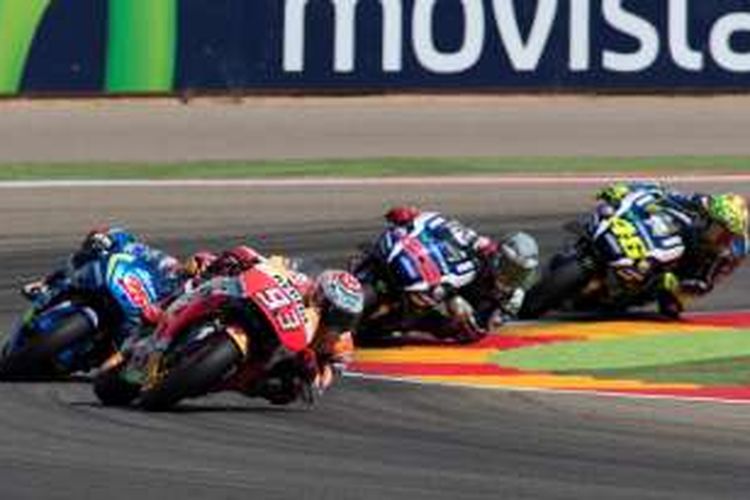 Pebalap Repsol Honda asal Spanyol, Marc Marquez (depan), memimpin balapan GP Aragon di depan Maverick Vinales (Suzuki Ecstar/Spanyol), Jorge Lorenzo (Movistar Yamaha/Spanyol), dan Valentino Rossi (Movistar Yamaha/Italia) di Sirkuit MotorLand Aragaon, Minggu (25/9/2016).