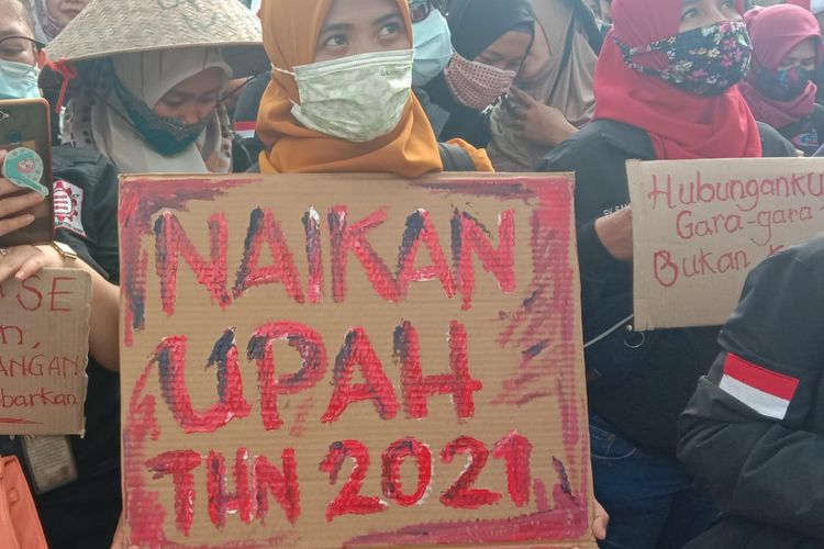 Buruh menyuarakan tuntutan upah minimum 2021 naik di depan Kantor Kementerian Ketenagakerjaan, Jakarta, Selasa (10/11/2020).