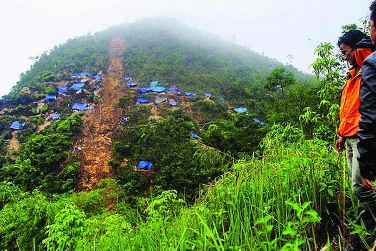 Lokasi tanah longsor di penambangan emas rakyat di Bukit Buleud, Desa Sirnaresmi, Kecamatan Cisolok, Kabupaten Sukabumi, Jawa Barat, Selasa (11/12). Longsor yang terjadi pada Senin  sore itu mengakibatkan 2 orang tewas, 2 petambang masih tertimbun, 1 orang luka berat, dan 7 orang lainnya luka ringan. Pencarian korban yang tertimbun terpaksa dihentikan karena cuaca buruk.