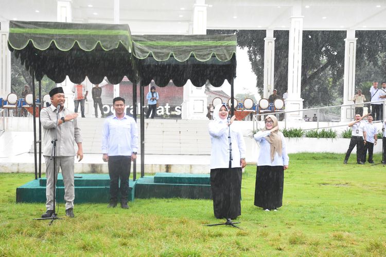 Basah-basahan, Momen Bupati hingga ASN Pemkab Situbondo Apel di Tengah Hujan
