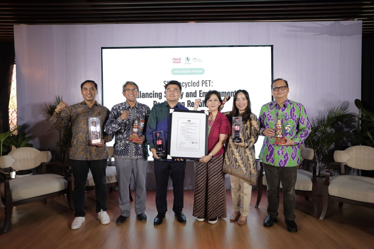 Rofi Alhanif, Asisten Deputi Bidang Pengelolaah Sampah dan Limbah, Kementerian Koordinator Bidang Kemaritiman dan Investasi; Hendro Kusumo, Deputi Bidang Pengembangan Standar, Badan Standardisasi Nasional; Suharji Gasali, Managing Director, Amandina Bumi Nusantara; Lucia Karina, Board of Commisioner Member, Amandina Bumi Nusantara; Diem Nguyen, Direktur Supply Chain, CCEP Indonesia; Andi Rizaldi, Kepala Badan Standardisasi dan Kebijakan Jasa Industri, Kementerian Perindustrian Indonesia.