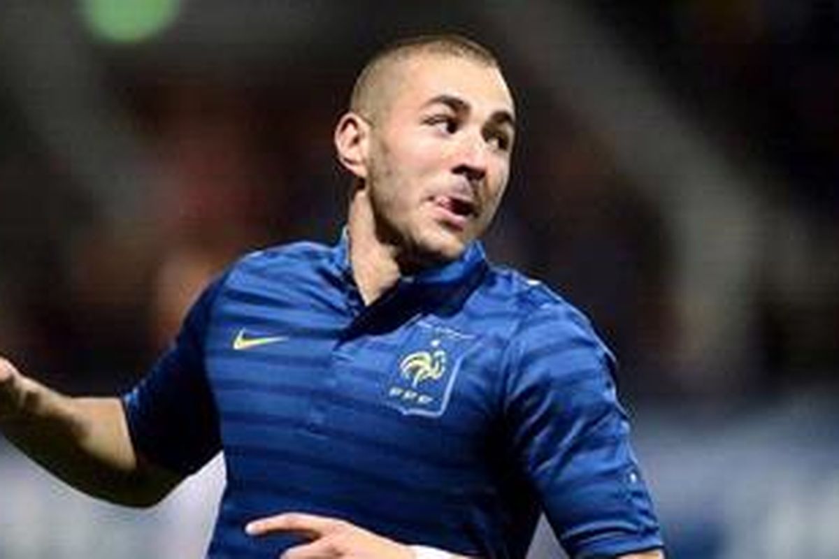 Penyerang Perancis, Karim Benzema, merayakan salah satu dari dua golnya ke gawang Estonia, pada laga persahabatan, di Le Mans, Selasa (5/6/2012).