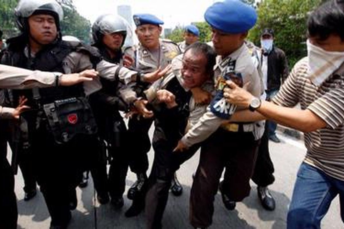 Polisi menangkap seorang pengunjuk rasa yang terlibat bentrok di depan gedung DPR RI, Jakarta, Selasa (2/3/2010). Unjuk Rasa bertepatan dengan berlangsungnya Paripurna Century ini berakhir dengan bentrokan. 