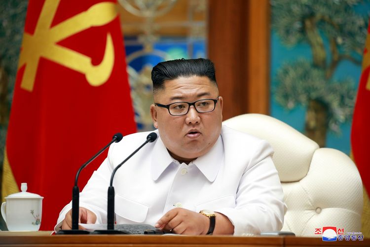 Pemimpin Tertinggi Korea Utara Kim Jong Un mengadakan rapat darurat bersama politbiro pada Sabtu (25/7/2020), ketika ada dugaan kasus virus corona muncul di Korut.