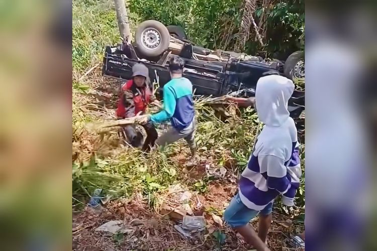 Diduga Rem Blong, Mobil Pikap yang Muat Belasan Mahasiswa KKN Unhas Terguling hingga Masuk Jurang di Bantaeng
