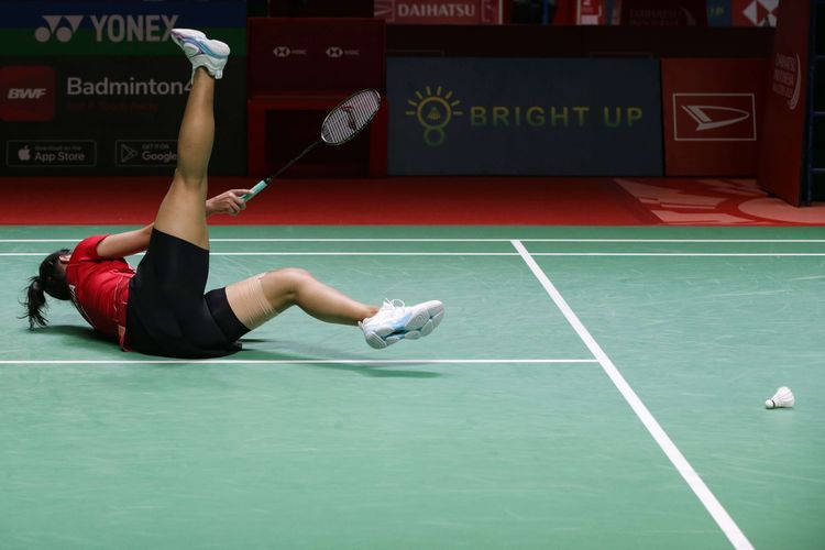 Tunggal putri Indonesia, Gregoria Mariska Tunjung terjatuh saat bertanding melawan tunggal putri China, Han Yue pada pertandingan perempat final Indonesia Masters 2023 di Istora Senayan, Jakarta, Jumat (27/1/2023). Gregoria gagal melaju ke semifinal Indonesia Masters 2023 setelah kalah dengan skor 21-19, 8-21, 16-21.