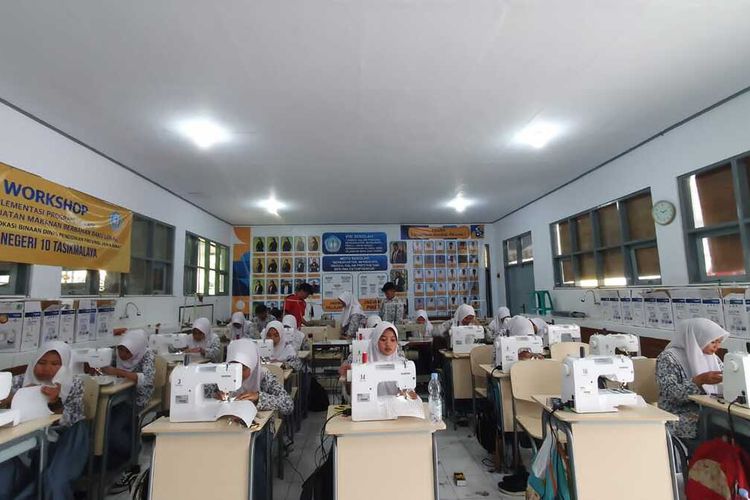 Para siswa SMAN 10 Tasikmalaya, Jawa Barat, sedang mengikuti pendidikan vokasional siap kerja bekerjasama dengan Balai Latihan Kerja (BLK) Kota Tasikmalaya untuk menekan penangguran bagi siswa yang tak lanjutkan kuliah setelah lulus, Kamis (17/11/2022).