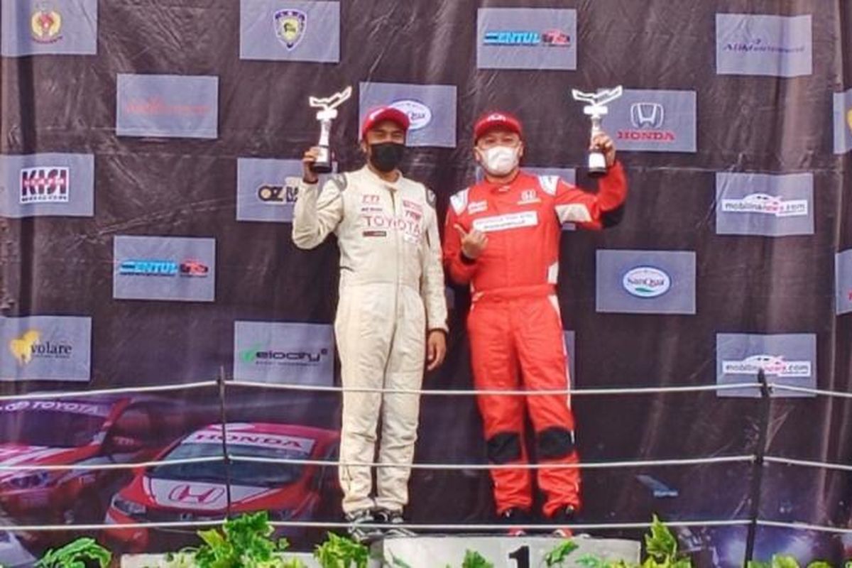 Alvin Bahar (kanan) di podium juara ITCR Max ISSOM 2021