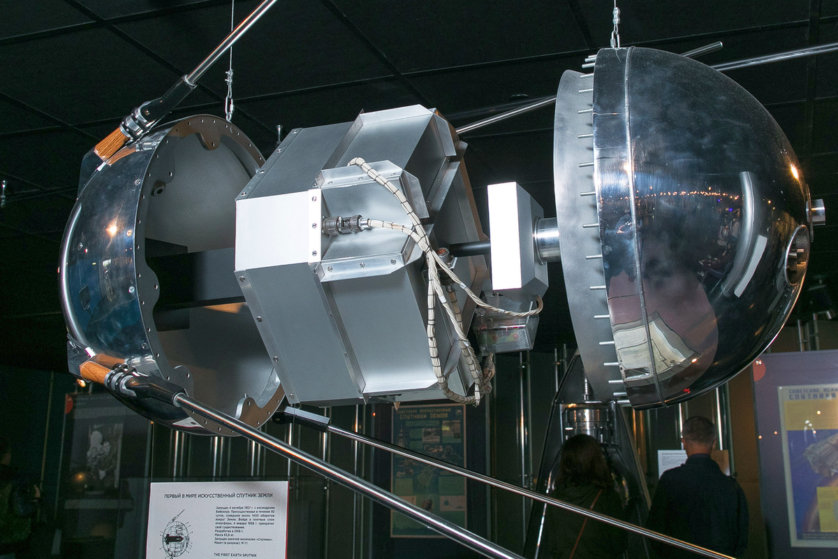 Penampakan satelit pertama di dunia buatan Uni Soviet, Sputnik 1. Menandai kekuatan antariksa pertama bagi negara ini.