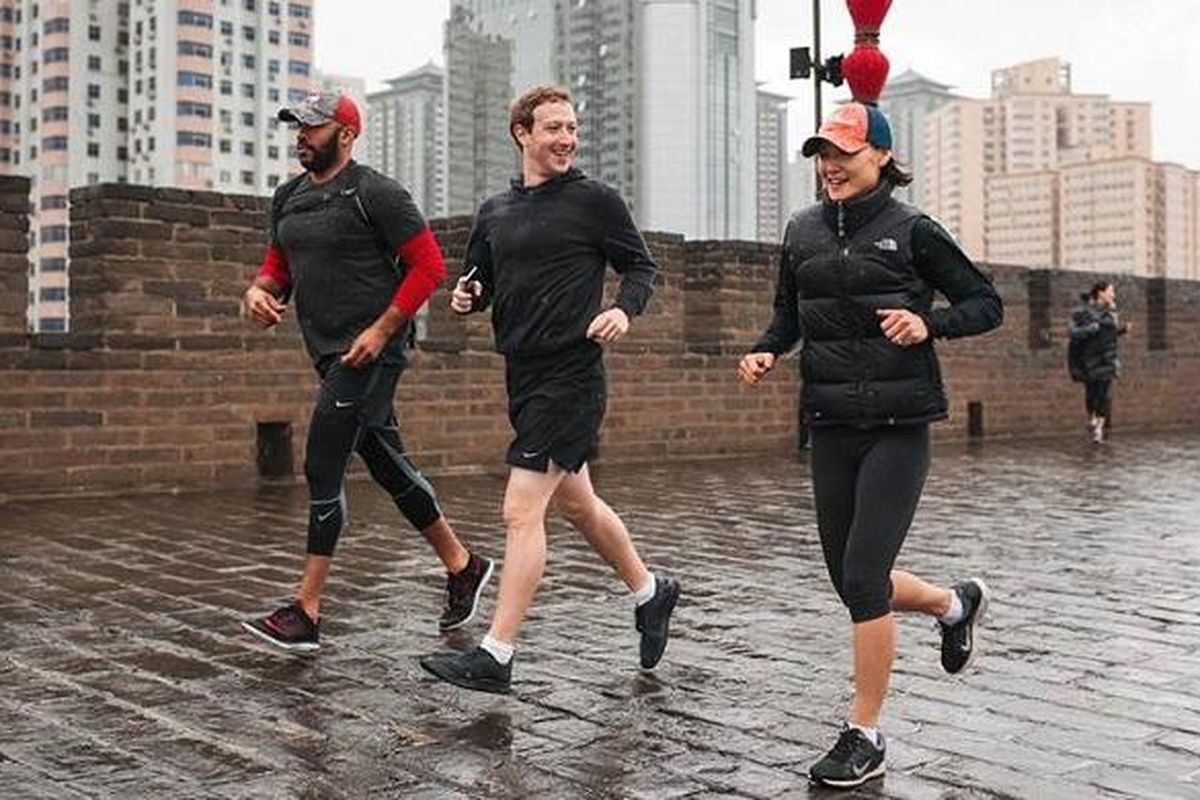 CEO Facebook Mark Zuckerberg foto jogging sambil hujan