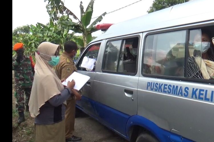 DIDATA—Tim Satgas Covid-19 Kabupaten Madiun mendata warga yang dipulangkan setelah sembuh dari covid-19. Sebanyak 36 warga positif covid-19 dari klaster hajatan dari dua desa di Kecamatan Wungu, Kabupaten Madiun, Jawa Timur, dipulangkan setelah dinyatakan sembuh, Senin (21/6/2021).