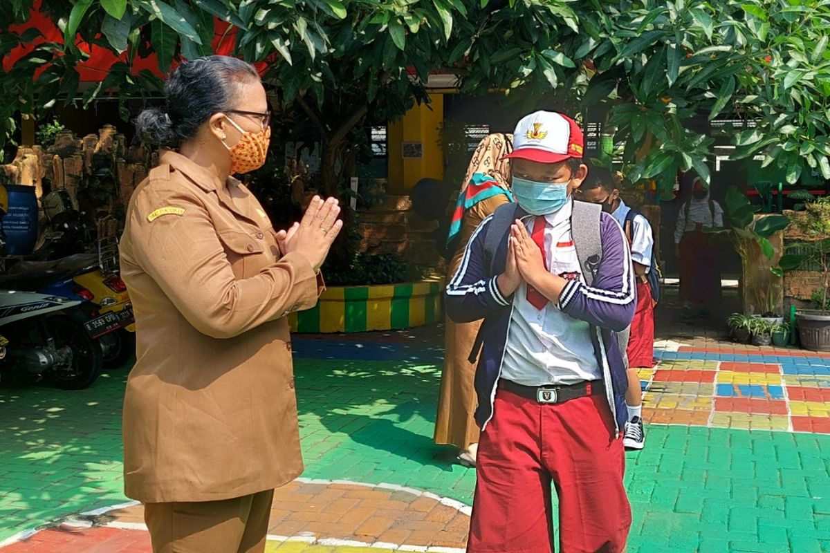 Murid SDN Pasar Baru 1 di Koang Jaya, Karawaci, Kota Tangerang, usai mengikuti PTM terbatas untuk pertama kalinya, Senin (25/10/2021).