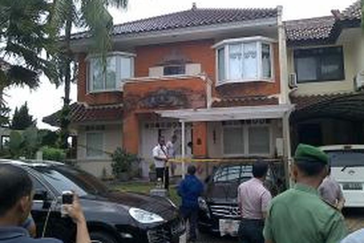 Rumah seorang pengusaha, Pola Winson, di Tamansari Bali View, Jalan Kintamani, Kelurahan Pisangan, Ciputat Timur, menjadi sasaran pelemparan granat, Jumat (27/9/2013) pada pukul 03.30 WIB. Akibat ledakan itu, kaca rumah bagian kiri hancur.