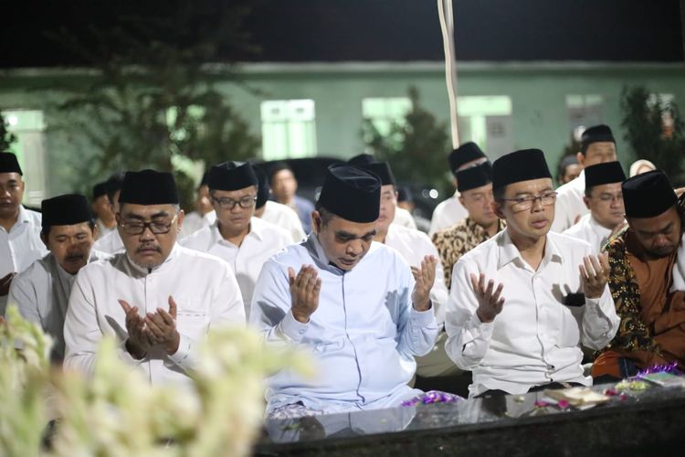 Sekretaris Jenderal Partai Gerindra Ahmad Muzani (tengah) bersama Wakil Ketua Umum Partai Kebangkitan Bangsa (PKB) Jazilul Fawaid (kiri) berziarah ke makam Ketua Dewan Syura PKB sekaligus Mustasyar PBNU KH Dimyati Rois di Kendal, Jawa Tengah, Kamis (16/6/2022) malam. 