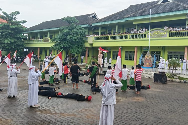 Suasana saat para santri di Sumenep, Jawa Timur, memperagakan aksi resolusi jihad di Surabaya, Senin (10/11/2025).