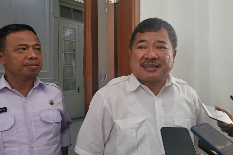 Bupati Garut Rudy Gunawan saat memberikan keterangan pers , Rabu (14/6/2023) di Pendopo Garut