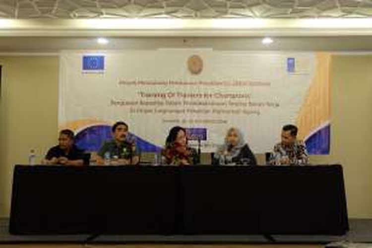 Mahkamah Agung (MA) Republik Indonesia bekerja sama dengan proyek SUSTAIN dari Uni Eropa dan The United Nations Development Programme (UNDP) menggelar pelatihan untuk menganalisis beban kerja hakim di lingkungan peradilan, Senin (28/11/2016). 