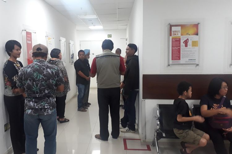 Keluarga dan sahabat HS Dilon saat di RS Siloam, Badung, Senin (16/9/2019)