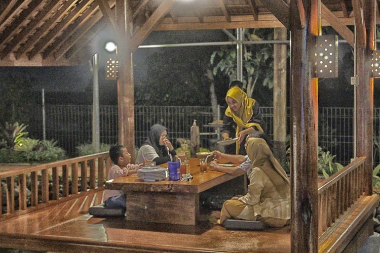 Gubug Makan Mang Engkring, tempat kuliner di Batu.