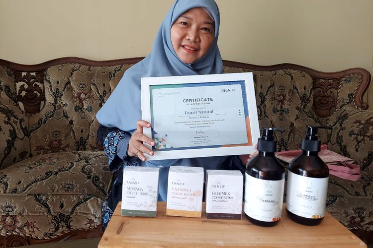 Rully Mustakimah pemilik CV Berkah Bersama Tanzif yang memproduksi sabun herbal ramah lingkungan dengan brand Tanzif
