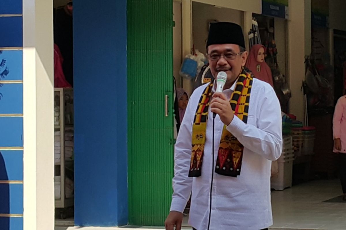 Gubernur DKI Jakarta Djarot Saiful Hidayat di Pasar Walang Baru, Rawa Badak Selatan, Koja, Jakarta Utara, Kamis (24/8/2017).