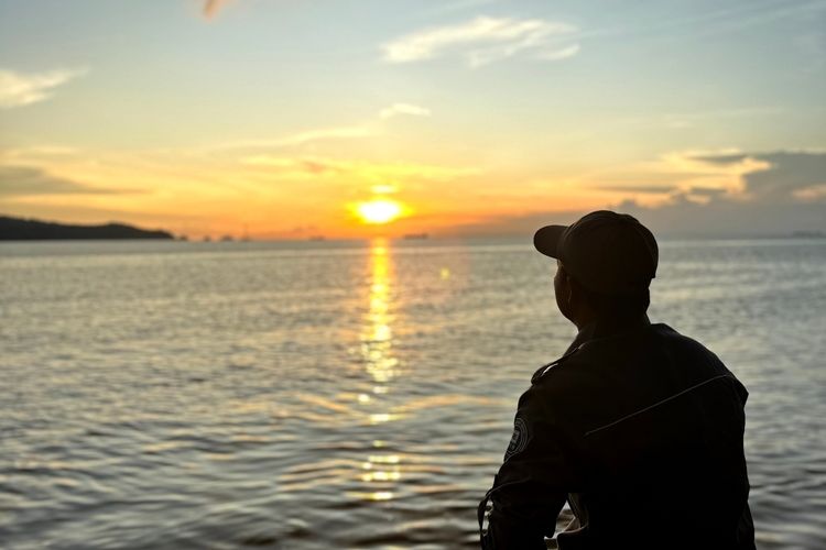 Pemandangan sunset di Pulau Taliabu, Maluku Utara.