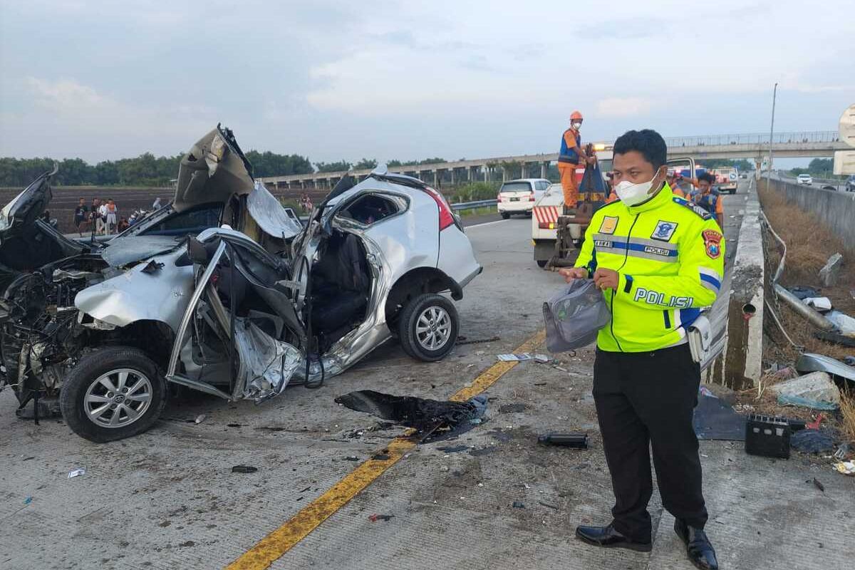 Kondisi Mobil Toyota Avanza B 2335 TZI yang ringsek usai mengalami kecelakaan tunggal di Tol Nganjuk, Jumat (24/6/2022). Doc: Polres Nganjuk