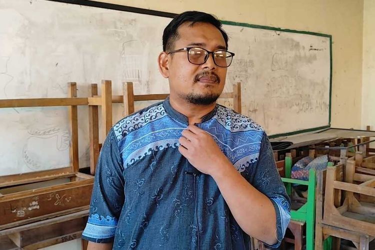 Wahyu Hidayat Kepala Sekolah SMK Veteran Kota Cirebon Jawa Barat memberikan penjelasan terkait kondisi saat ini kepada Kompas.com di salah satu rung kelas pada Jumat (11/7/2025) siang.