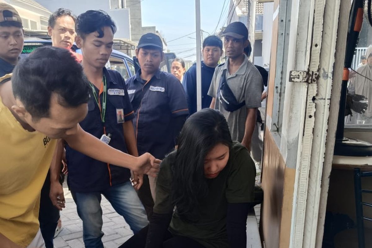 Seorang wanita asal NTT yang dibekuk warga setelah melakukan pembegalan taksi online di Surabaya, Selasa (1/10/2024). 
