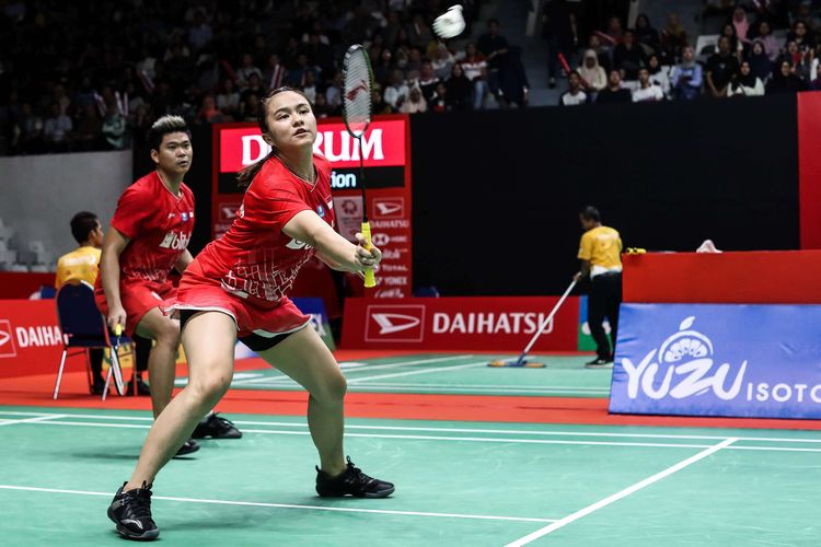 Pasangan ganda campuran Indonesia, Praveen Jordan/Melati Daeva Oktavianti melawan wakil Prancis, Thom Gicquel/Delphine Delrue saat pertandingan babak perempat final Indonesia Masters 2020 di Istora Senayan, Jakarta, Jumat (17/1/2020). Praveen/Melati takluk dari Thom/Delphine setelah melalui pertarungan tiga gim dengan skor 19-21, 21-14, 18-21 dalam tempo 63 menit.