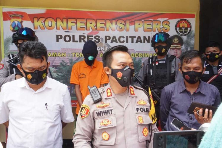 Kapolres Pacitan memberi keterangan rilis kepada sejumlah wartawan, terkait kasus pencurian di minimarket, Kamis (18/02/2021).