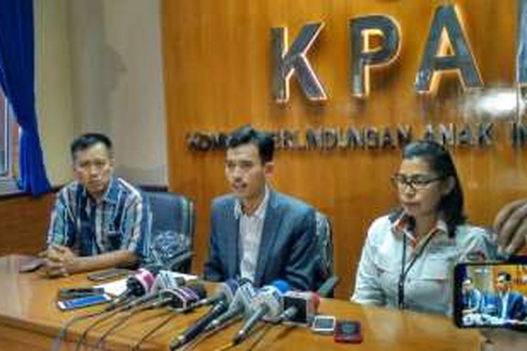 Ketua KPAI Asrorun Ni'am dam Kanit II Subdit Cyber Crime Bareskrim Mabes Polri, AKBP Nona Pricilia dalam jumpa pers di kantor KPAI, Jakarta Pusat, Rabu (19/10/2016).