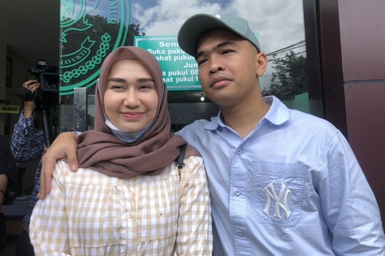 Septia Yetri Opani dan Putra Siregar di Pengadilan Agama Jakarta Timur, Selasa (21/2/2023).