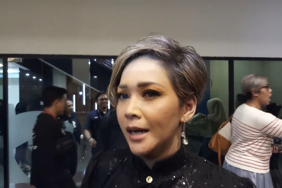 Produser musik Maia Estianty saat ditemui di kawasan Kebon Jeruk, Jakarta Barat, Selasa (25/2/2020) dini hari. 