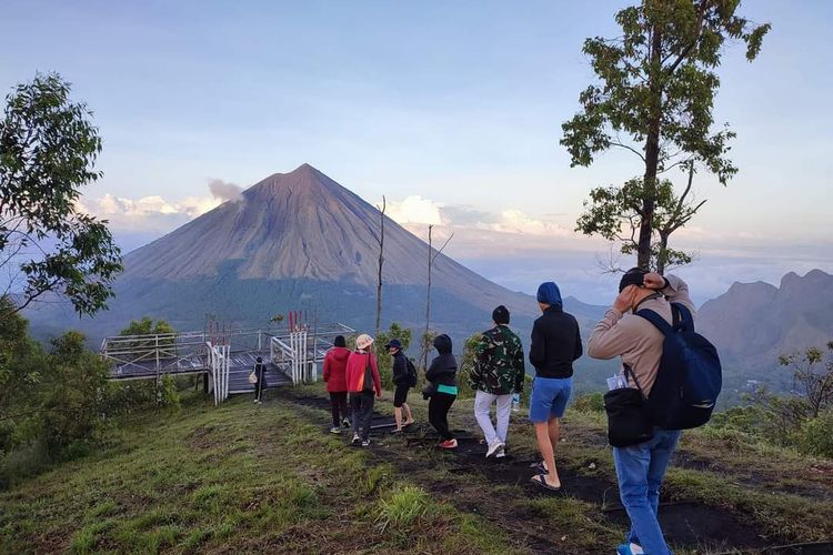 Keindahan menikmati matahari terbit di bukit Wolobobo, Desa Turekisa, Kecamatan Golewa Barat, Kabupaten Ngada, NTT, Rabu, (29/6/2022). (DOK/PEMANDU WISATA-BOE BERKELANA)