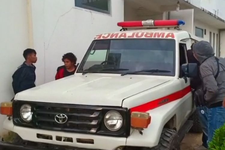Ambulans milik RS Bahteramas Sultra yang mengantar jenazah Muhammad Yusuf Kardawi (19) ke kampungnya di kabupaten Muna. (KIKIANDIPATI/KOMPAS.com)