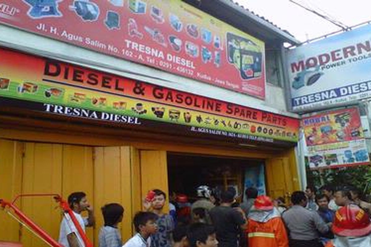 Kebakaran melanda gudang perlengkapan diesel milik Toko Tresna Diesel di Jalan H Agus Salim 162 A, Kabupaten Kudus, Jawa Tengah, Senin (6/1/2012) pukul 16.30.