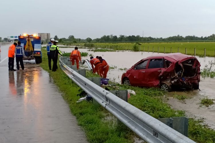 Suzuki Ertiga warna merah dengan nopol  T 1019 AH menabrak guardrill di jalur tol KM 603.900 hingga akhirnya keluar dari pagar tol, Kamis ( 7/3/2019)