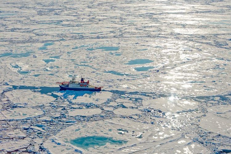 Lapisan es di Samudera Arktika.