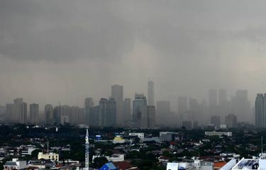 Waspadai Musim Hujan - Deretan gedung-gedung pencakar langit terlihat samar bersamaan turunnya hujan deras di  Jakarta, Senin (8/12). Badan Meteorologi, Klimatologi, dan Geofisika, memperkirakan curah hujan di Indonesia meningkat selama Desember-Januari seiring menguatnya angin monsun dari Asia yang banyak membawa massa uap air. Kondisi ini harus diwaspadai karena rawan menimbulkan bencana seperti angin puting beliung, banjir, dan tanah longsor.

Kompas/Iwan Setiyawan (SET)
08-12-2014
