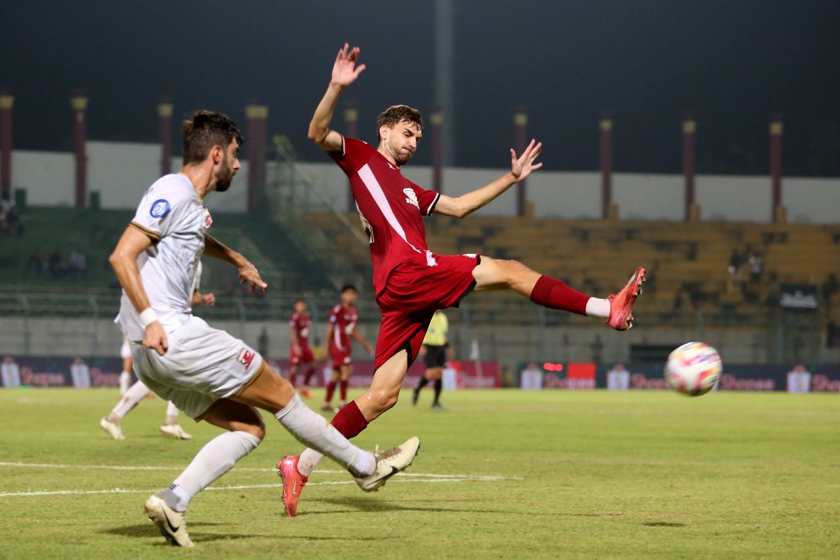 Pemain asing PSM Makassar Nermin Haljeta menghalau tendangan pemain Madura United saat laga pekan ke-25 Liga 1 2024-2025 yang berakhir dengan skor 3-1 di Stadion Gelora Bangkalan, Minggu (2/3/2025) malam.