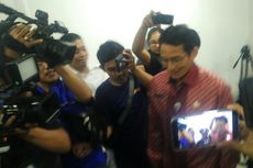 Tiba di Mapolda Metro Saat Hujan, Sandiaga Pegang Payung Sendiri