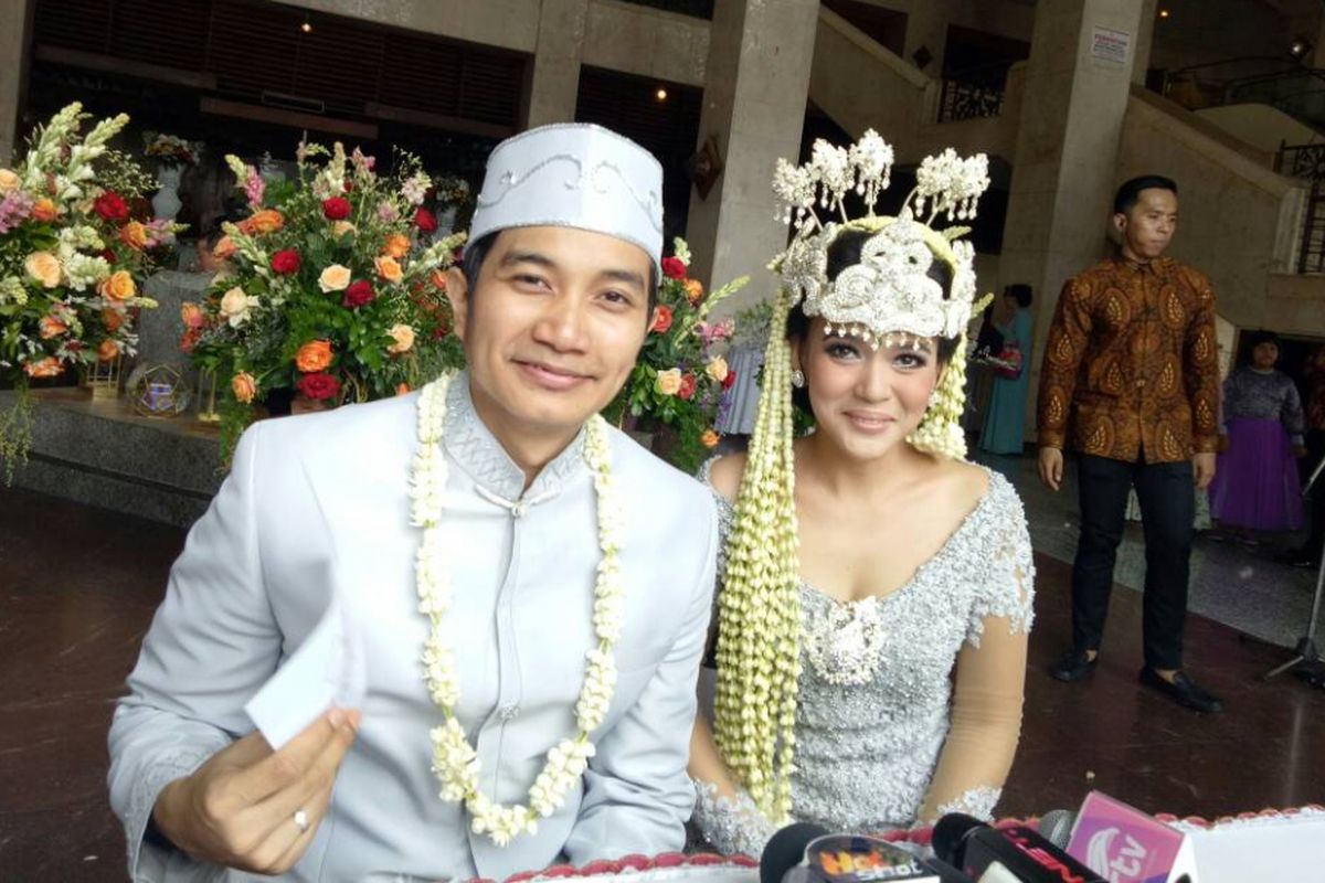 Gitaris band Maliq & DEssential, Lale dan istrinya Fikha Effendi menggelar jumpa pers usai akad nikah di Masjid At Tin, TMII, Jakarta Timur, Kamis (11/5/2017).