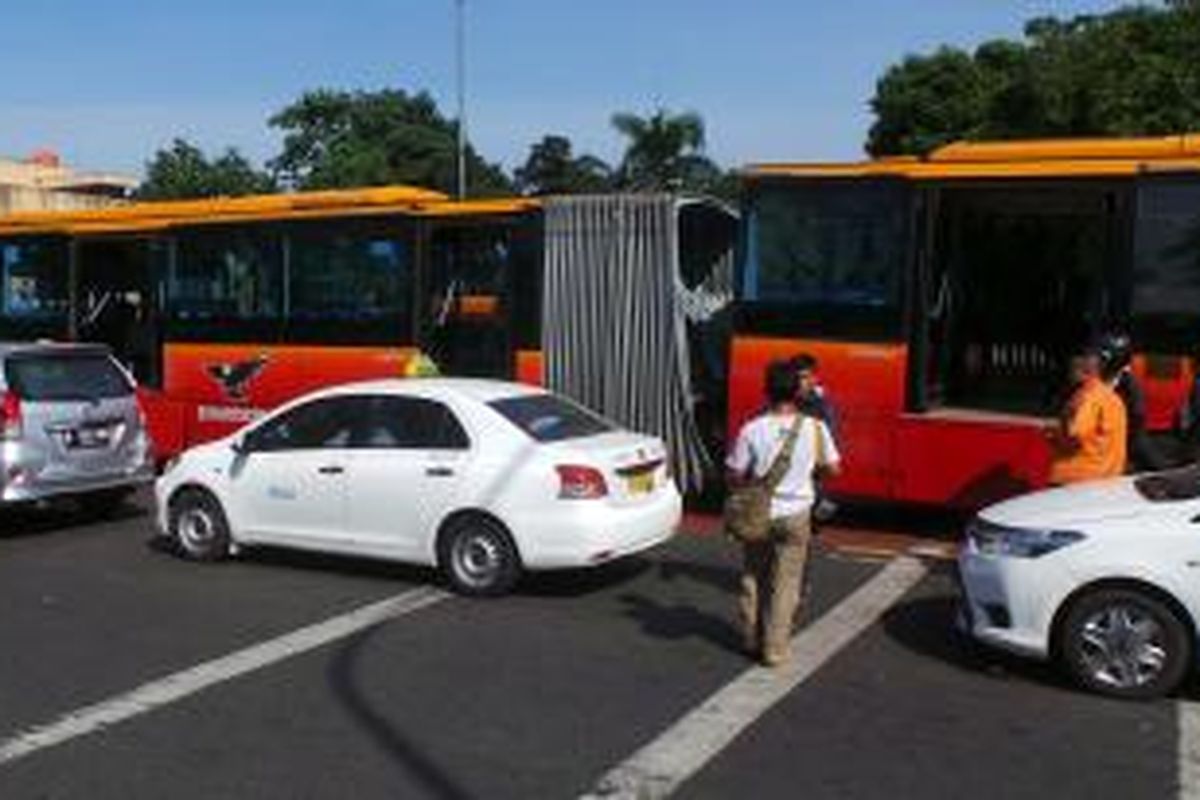 Bus Transjakarta patah di Jalan Bekasi Timur, Jatinegara, Jakarta Timur. Kamis (7/8/2014). Lalu lintas sedikit terganggu akibat insiden ini.