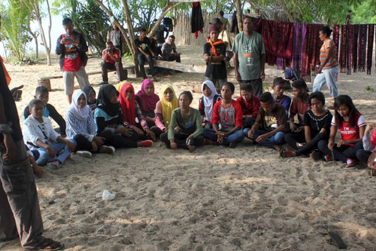 Warga Lembata mendengarkan pengarahan petugas sebelum melepas tukik ke laut di Pantai Loang, Kecamatan Nagawutung, Lembata, Nusa Tenggara Timur.
