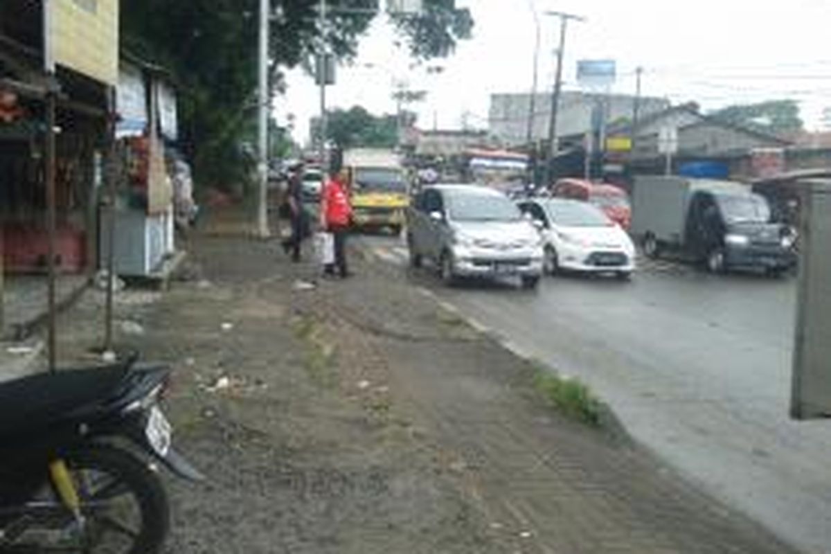 Kawasan sekitar Stasiun Lenteng Agung, Jalan Raya Lenteng Agung, Jakarta Selatan, Senin (15/7/2013). Akibat tidak adanya Jembatan Penyebrangan Orang (JPO), kawasan ini menjadi biang kemacetan akibat banyaknya orang lalu lalang dan angkutan kota yang berhenti di sembarang tempat