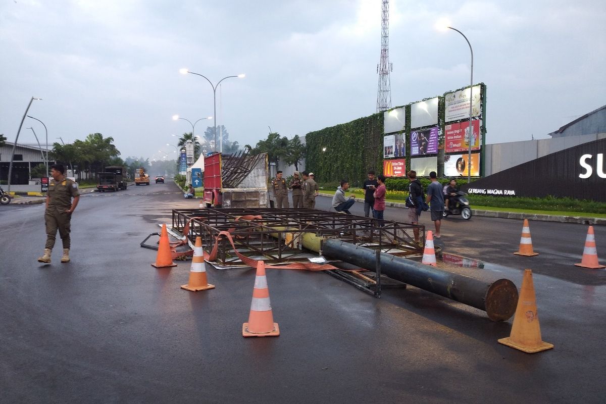 Petugas Satpol PP Kota Bandung sedang membongkar papan reklame yang roboh menimpa pengendera motor di Jalan Gedebage, Kota Bandung, Jawa Barat, Rabu (13/3/2024).