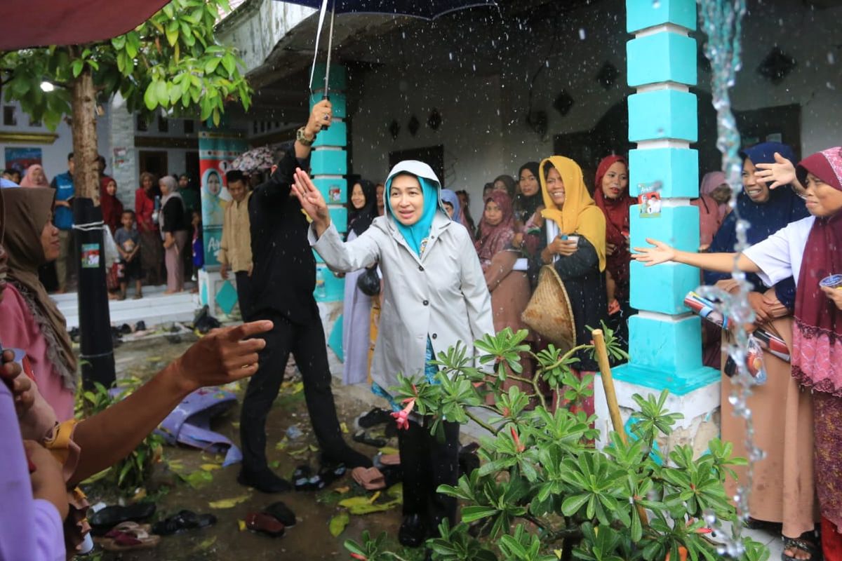 Calon gubernur Banten nomor urut satu Airin Rachmi Diany saat menyapa warga yang ada ke Kabupaten Pandeglang, Jumat (22/11/2024). 